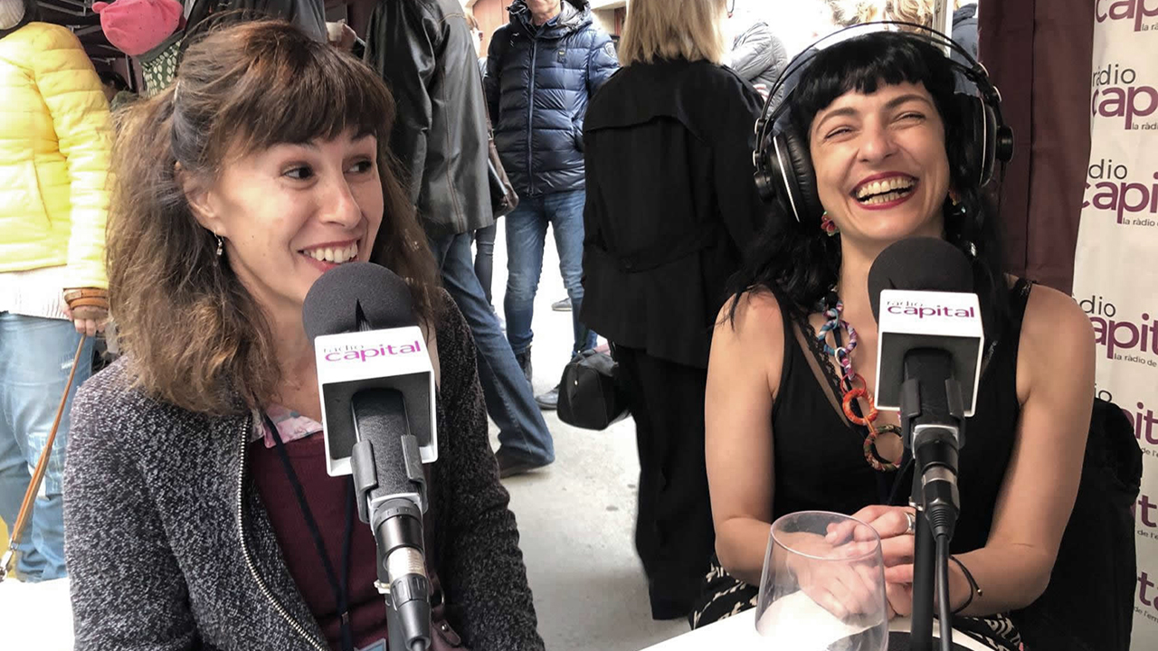 Roser Amills en el Berenar Literari 2019 de Torroella de Montgrí, entrevistada por Ràdio Capital de l'Empordà