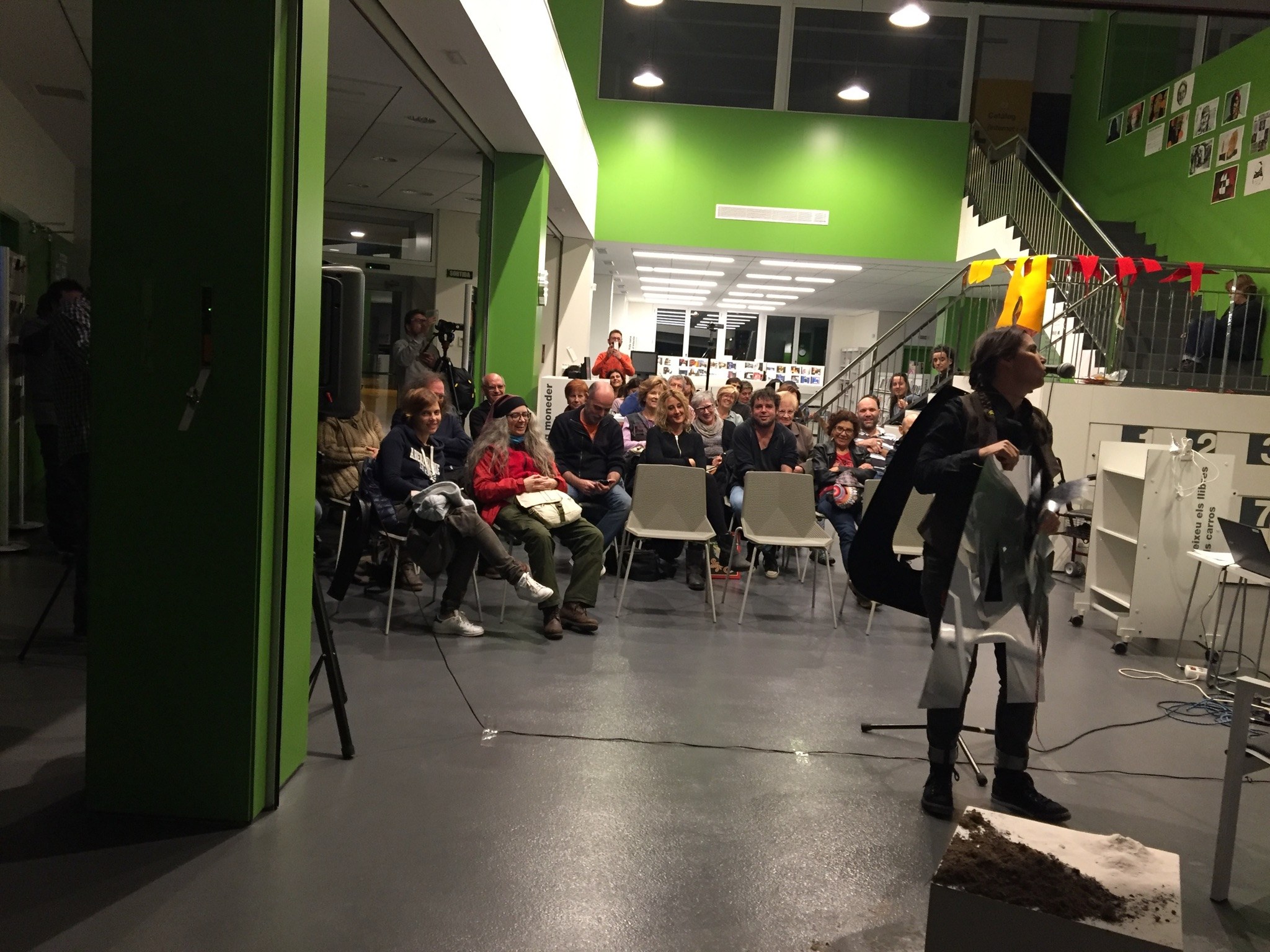 Un poeta recita ante el público en la Biblioteca de Gironella durante el II Festival de Poesia Vila de Gironella, el 21 de octubre de 2016