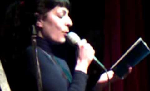 Fotograma del vídeo de Roser Amills recitando un poema de Morbo en mallorquín en el recital de l'Horiginal, Barcelona