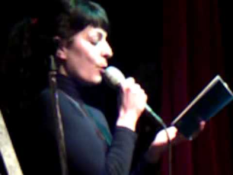 Fotograma del vídeo de Roser Amills recitando un poema de Morbo en mallorquín en el recital de l'Horiginal, Barcelona