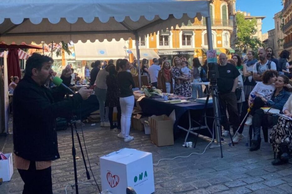 Recital de poesía de Sant Jordi de Ona Mediterrània en la plaça de Cort de Palma, junto a la parada de los Mitjans Mallorquins (2025)