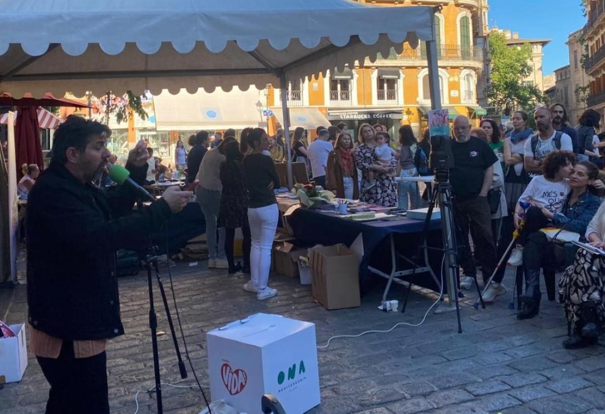 Roser Amills, en el primer recital de poesía de Sant Jordi de Ona Mediterrània en la plaça de Cort