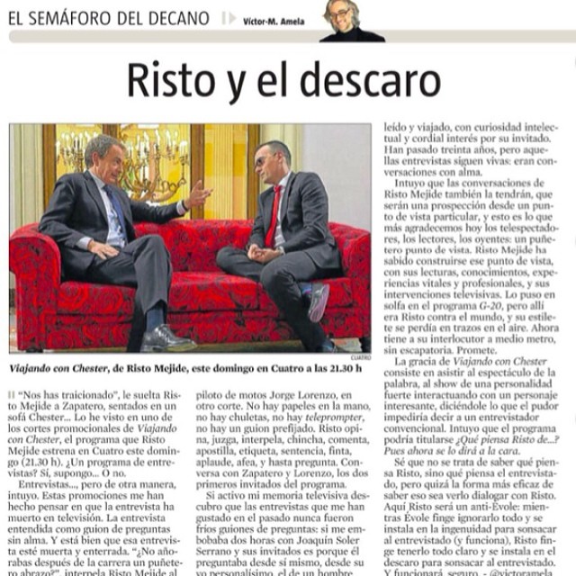 Columna «Risto y el descaro», de Víctor Amela en El semáforo del decano, con una foto de dos hombres sentados en un sofá rojo en el plató de Viajando con Chester