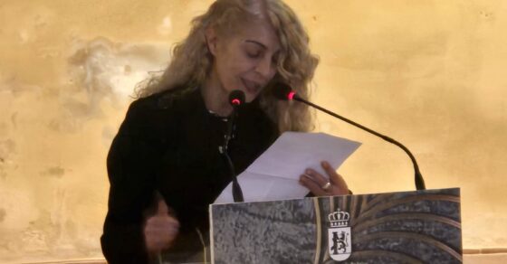 Roser Amills habla en el atril durante la entrega del XXIX Premio de Novela Ciudad de Badajoz (2025), que obtuvo con «El librero de Macondo».