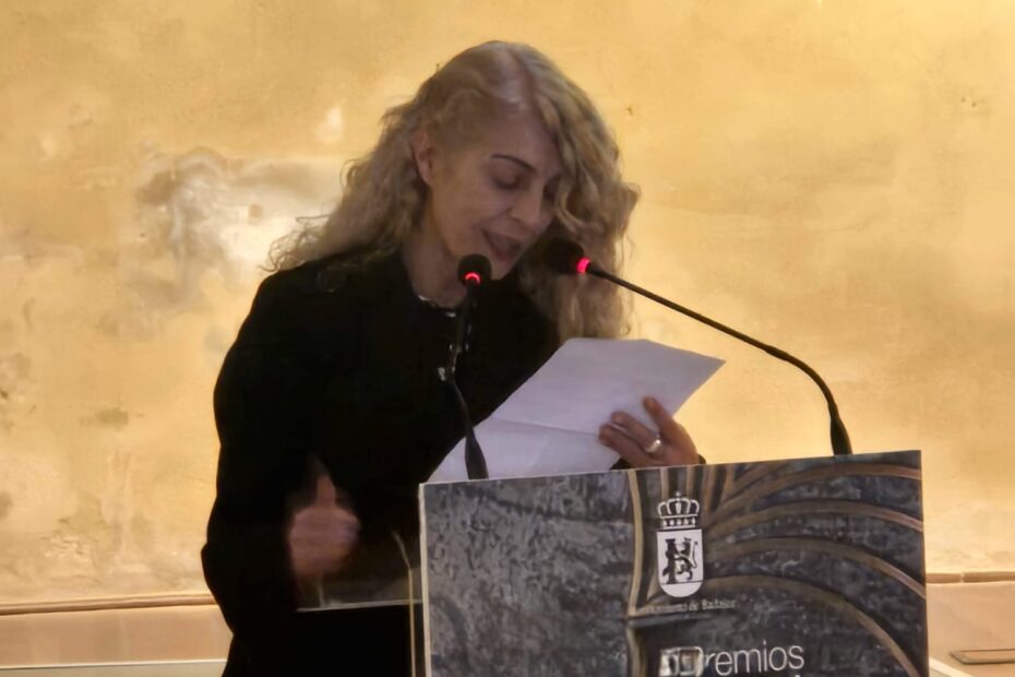 Roser Amills habla en el atril durante la entrega del XXIX Premio de Novela Ciudad de Badajoz (2025), que obtuvo con «El librero de Macondo».