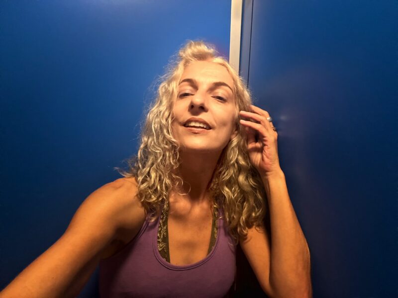 Roser Amills, con la melena suelta, ante una pared azul intenso.