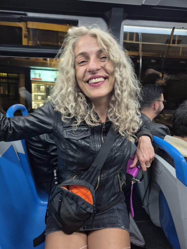 Roser Amills, con chaqueta de cuero negra, de noche.