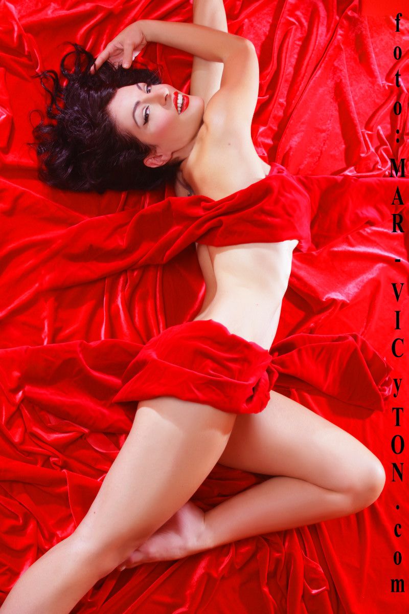 Roser Amills a la sessió de fotos d'homenatge a Marilyn Monroe, sobre una tela de setinat vermell (agost de 2011)