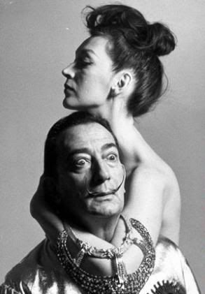 Salvador Dalí abraçat per una dona, fotografia en blanc i negre