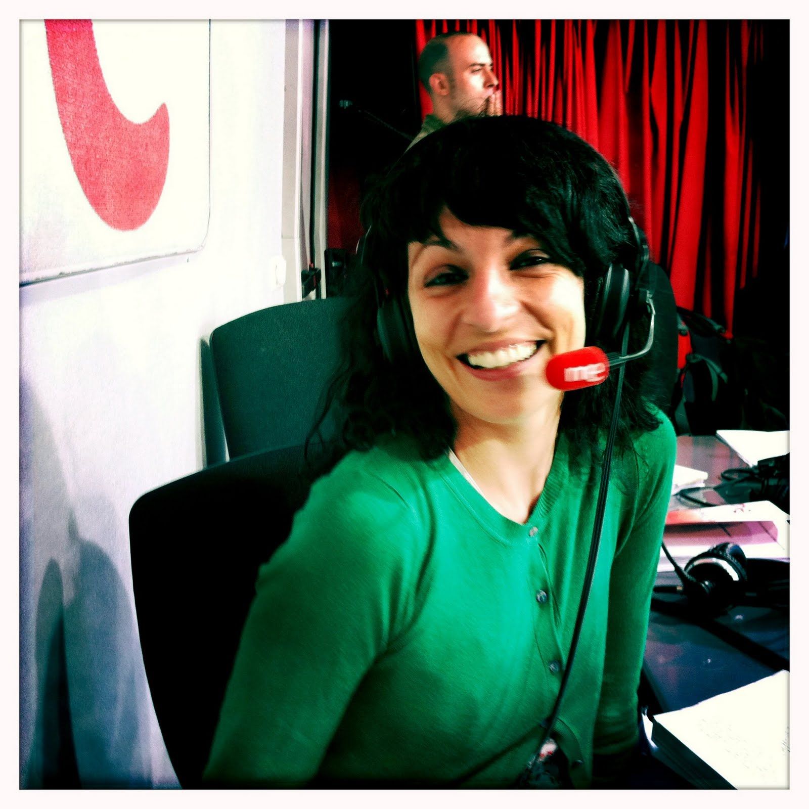 Roser Amills con auriculares y micrófono en un estudio de radio