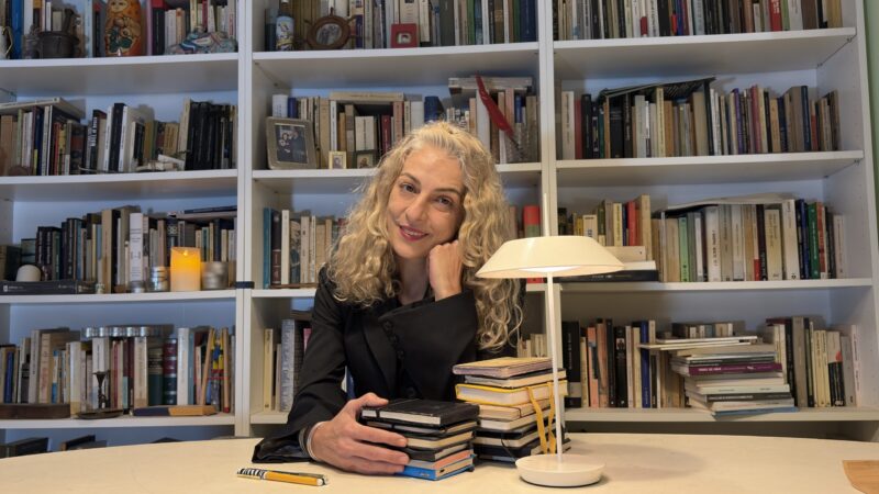Roser Amills posa en la biblioteca de casa