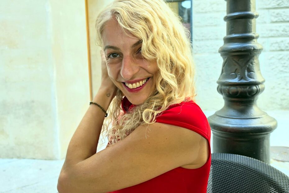 Roser Amills, con top rojo, en un retrato de estudio.