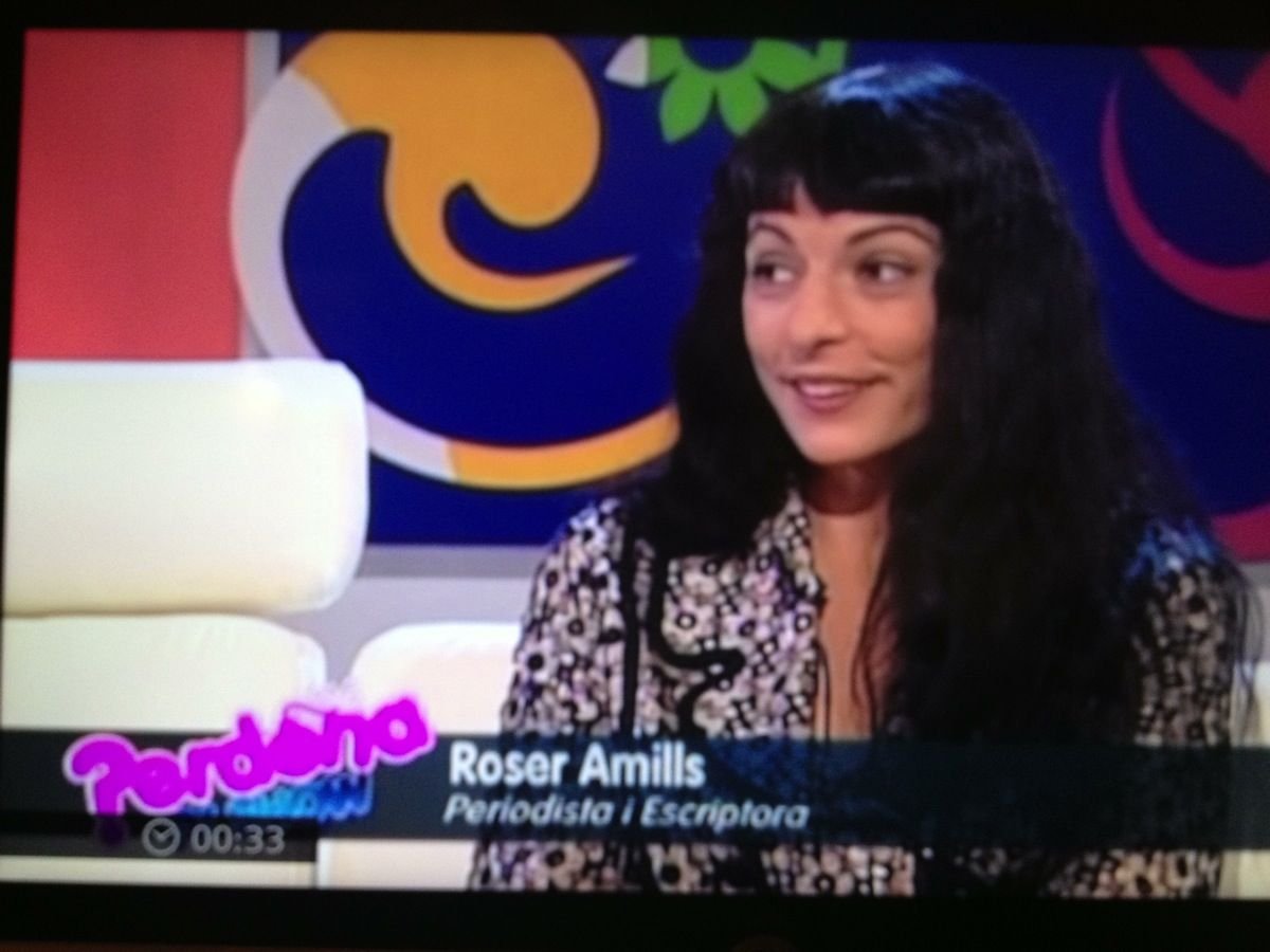 Roser Amills, con top de leopardo, rotulada como periodista y escritora en «¿Perdona?»