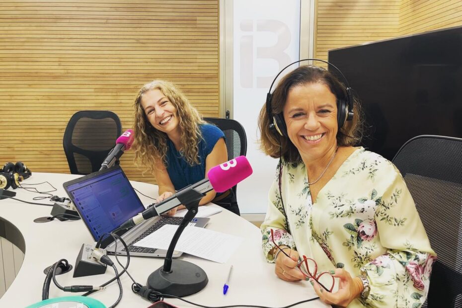 Roser Amills en los estudios de IB3 Ràdio, en el programa Al dia, 11 de octubre de 2022