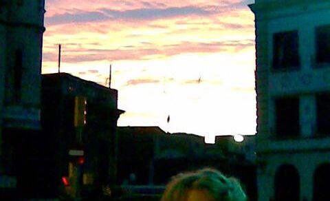 Roser Amills en una calle al amanecer del 1 de enero de 2007, con el cielo rosado y una torre al fondo