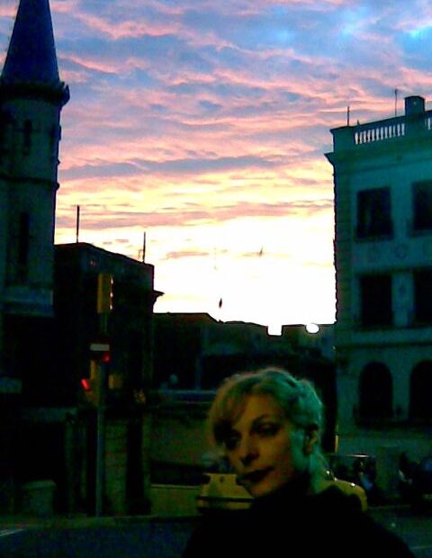 Roser Amills en una calle al amanecer del 1 de enero de 2007, con el cielo rosado y una torre al fondo