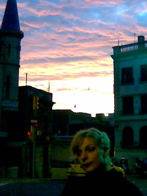 Roser Amills en una calle al amanecer del 1 de enero de 2007, con el cielo rosado y una torre al fondo
