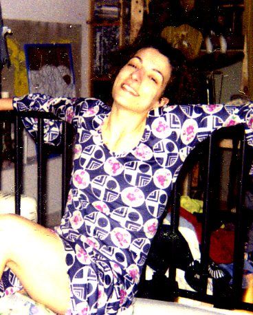 Roser Amills, sonriente y con un vestido estampado, se estira con los brazos abiertos