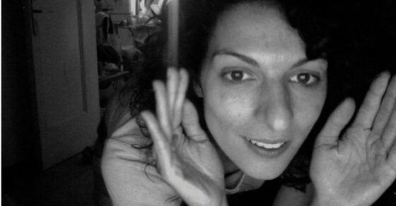 Autorretrato en blanco y negro de Roser Amills, con las manos junto a la cara