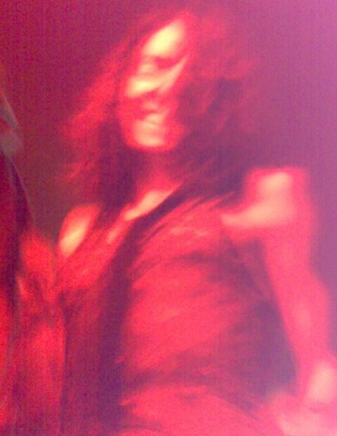 Roser Amills bailando, fotografía movida bajo una luz roja