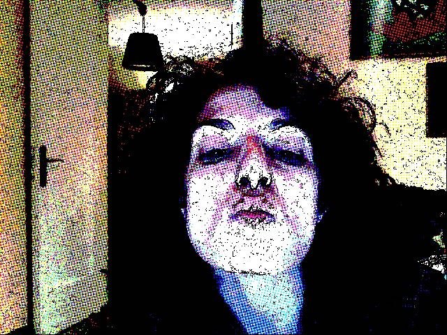 Roser Amills poniendo morritos para un beso, en una foto con efecto de trama, en 2008