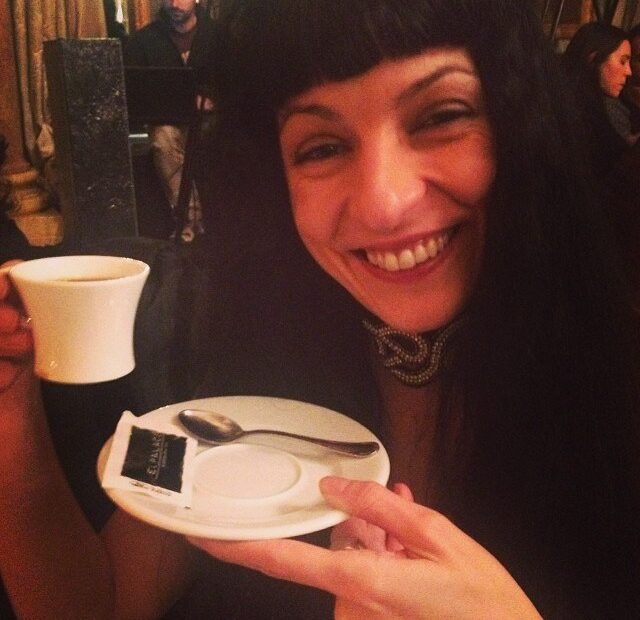 Roser Amills sonríe con una taza de café en los postres de la cena del Premio Nadal, el 6 de enero de 2014