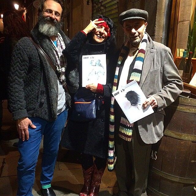 Roser Amills, entre dos miembros de Canibaal, con ejemplares de la revista