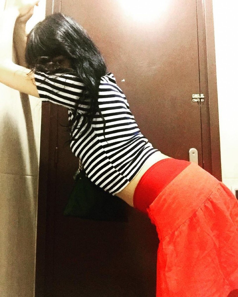 Roser Amills, con jersey de rayas y falda roja, posa apoyada en una puerta