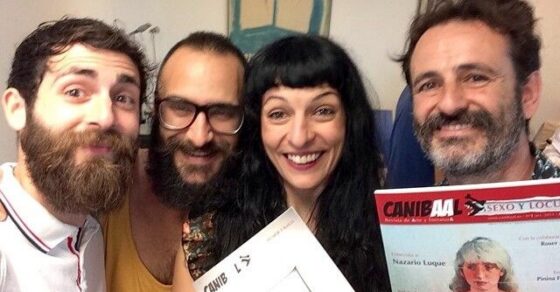 Roser Amills con el equipo de la revista Canibaal, que sostiene un ejemplar de la revista