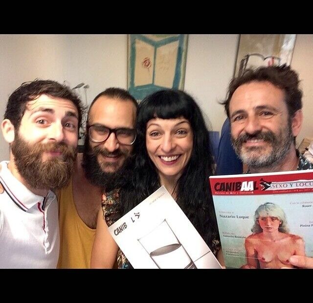 Roser Amills con el equipo de la revista Canibaal, que sostiene un ejemplar de la revista