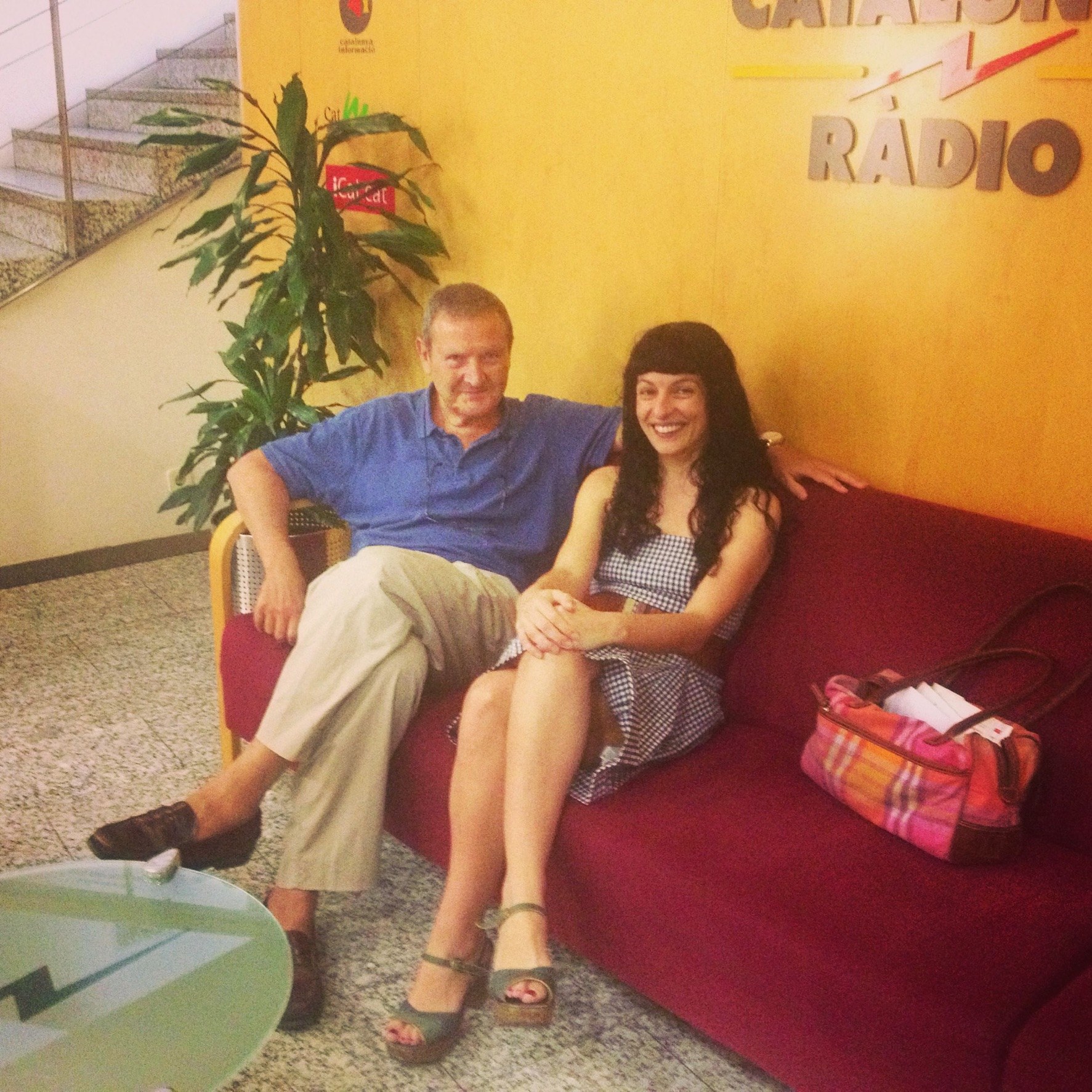 Roser Amills asseguda en un sofà vermell al costat d’un col·laborador a Catalunya Ràdio, abans del primer programa de Les mil i una nits, el 2 de setembre de 2013