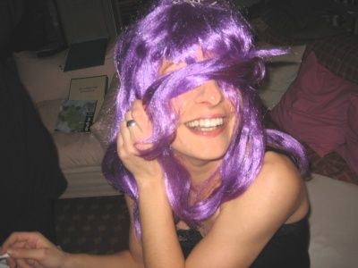 Roser Amills, con peluca lila, ríe tapándose media cara durante una cena con amigos en 2005