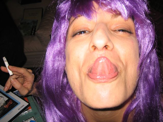 Roser Amills, con peluca lila, saca la lengua a la cámara