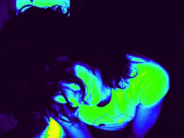 Autorretrato de Roser Amills con el pelo sobre la cara, en colores invertidos verdes y azules, en 2008