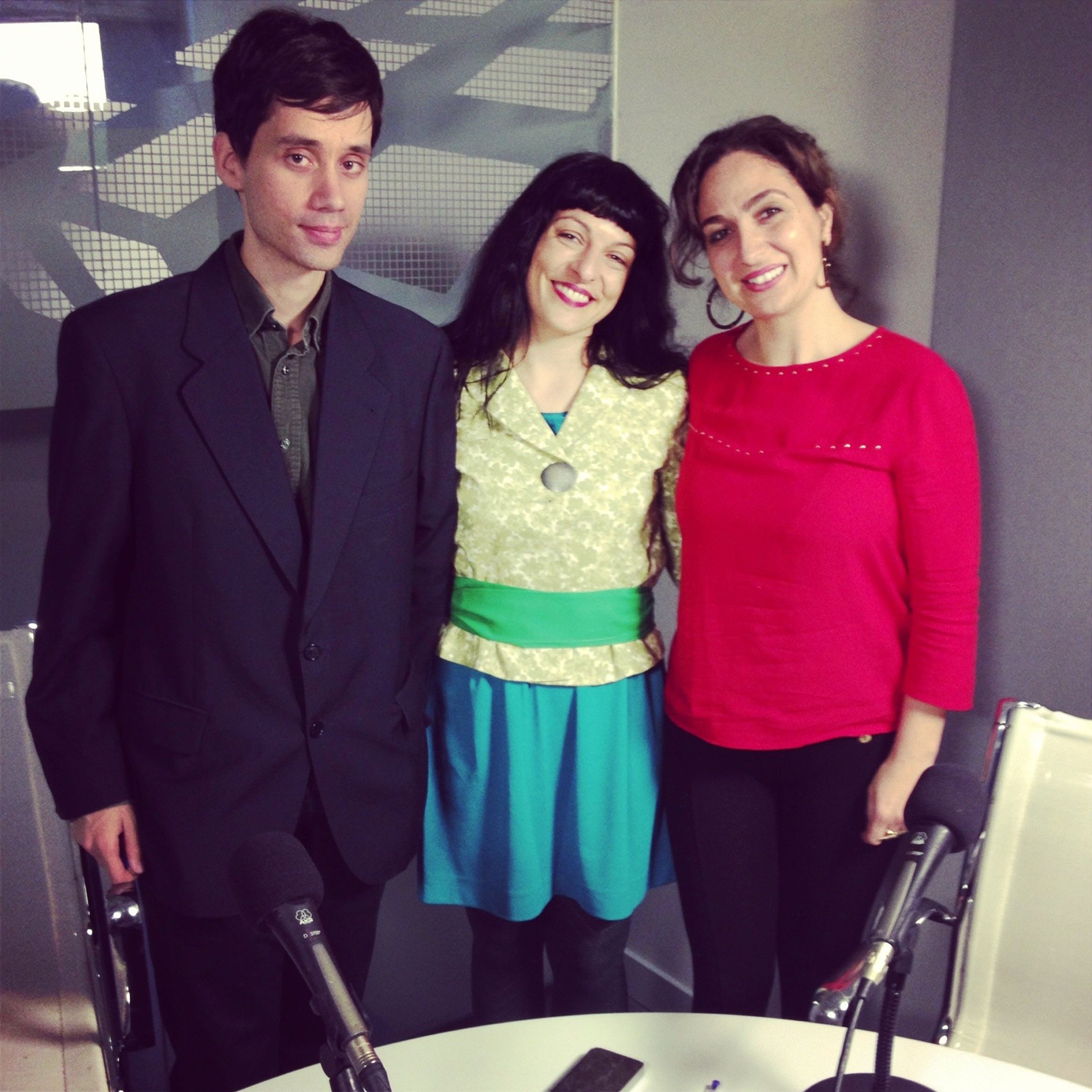 Roser Amills posa entre sus dos entrevistadores en el plató de Periodista Digital en Madrid, el 7 de junio de 2013