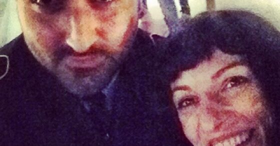 Selfie de Roser Amills con un joven de barba y uniforme oscuro