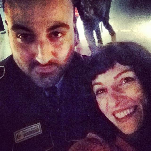Selfie de Roser Amills con un joven de barba y uniforme oscuro
