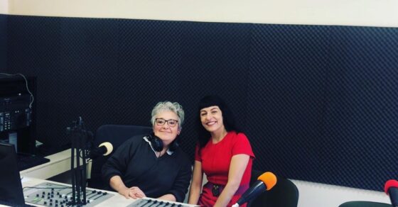 Roser Amills con Concepció Far en los estudios de Ràdio La Mina, 8 de noviembre de 2019