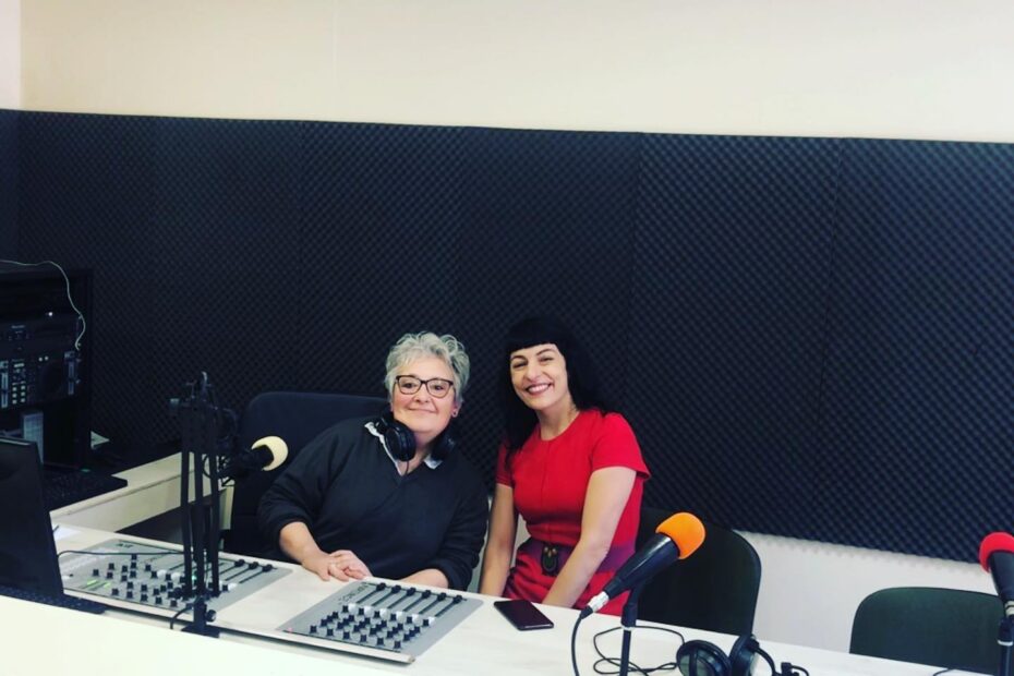Roser Amills con Concepció Far en los estudios de Ràdio La Mina, 8 de noviembre de 2019