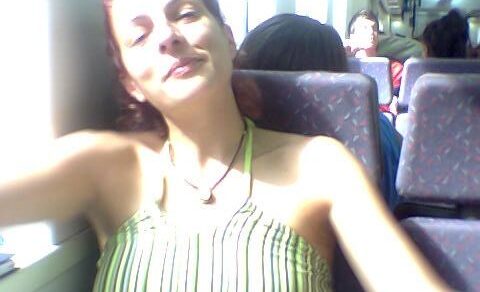 Roser Amills de viaje, sentada junto a la ventanilla de un tren, en 2006