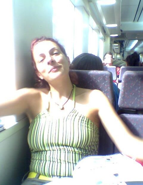 Roser Amills de viaje, sentada junto a la ventanilla de un tren, en 2006