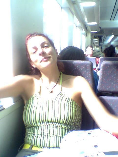 Roser Amills de viaje, sentada junto a la ventanilla de un tren, en 2006