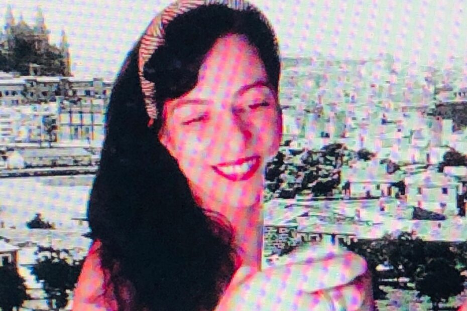 Retrato de Roser Amills con Palma al fondo, imagen con la que anunció su participación en Debate16 de Diario 16, septiembre de 2020
