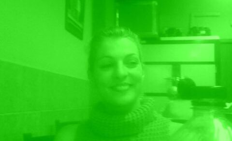 Roser Amills sonriendo en una cafetería, en una foto con tono verde, el 17 de diciembre de 2006