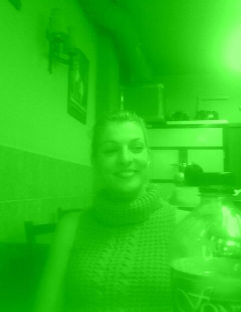 Roser Amills sonriendo en una cafetería, en una foto con tono verde, el 17 de diciembre de 2006