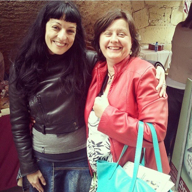 Roser Amills abrazada a Elena Solé, lectora de M’agrada el sexe!, en la Fira de la mel, el 28 de mayo de 2013