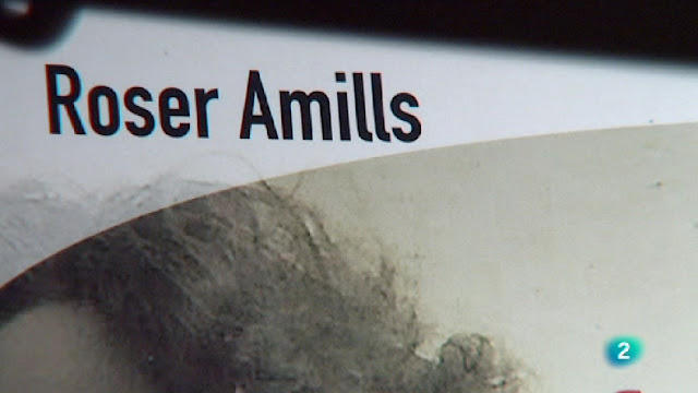 Primer plano del nombre «Roser Amills» en la cubierta del libro, en un programa de La 2 de TVE
