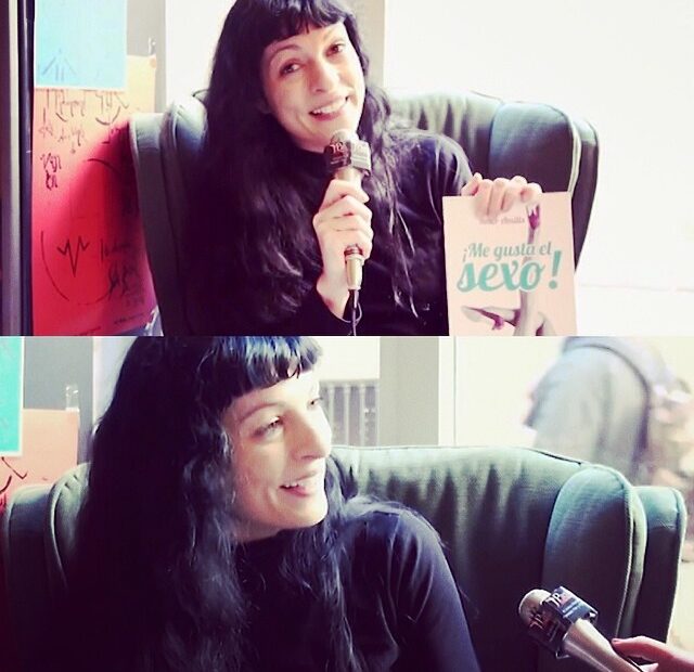 Roser Amills, sentada en un sillón verde, sonríe con un micrófono en la mano y el libro ¡Me gusta el sexo! (dos imágenes superpuestas)