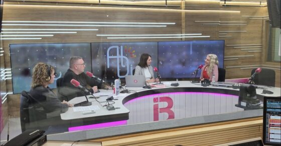 Roser Amills en el plató del Informatiu Balear de IB3, entrevistada por Yolanda Ruiz sobre El librero de Macondo