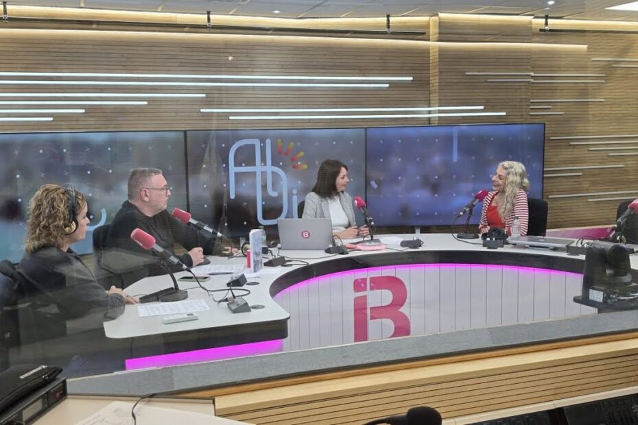 Roser Amills en el plató del Informatiu Balear de IB3, entrevistada por Yolanda Ruiz sobre El librero de Macondo